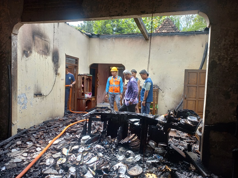 LUDES: Kebakaran rumah warga Suwawal Timur.