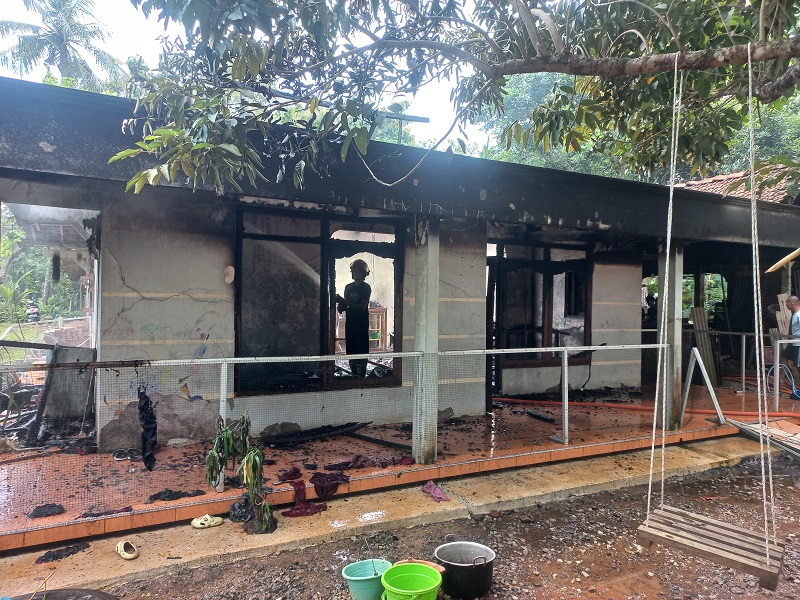 LUDES: Petugas pemadam kebakaran tengah berusaha memadamkan api yang melalap rumah warga Suwawal Timur kemarin.