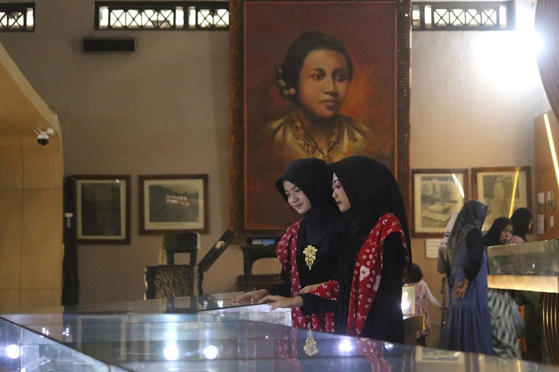 ANGGUN: Pengunjung berkebaya di ruang koleksi Museum RA Kartini Jepara kemarin.