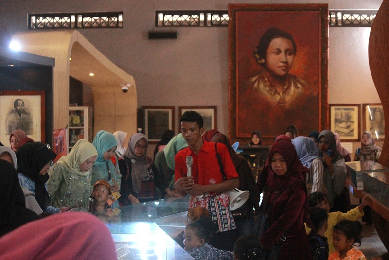 RAMAI: Pengunjung memadati ruang koleksi Museum RA Kartini Jepara kemarin.