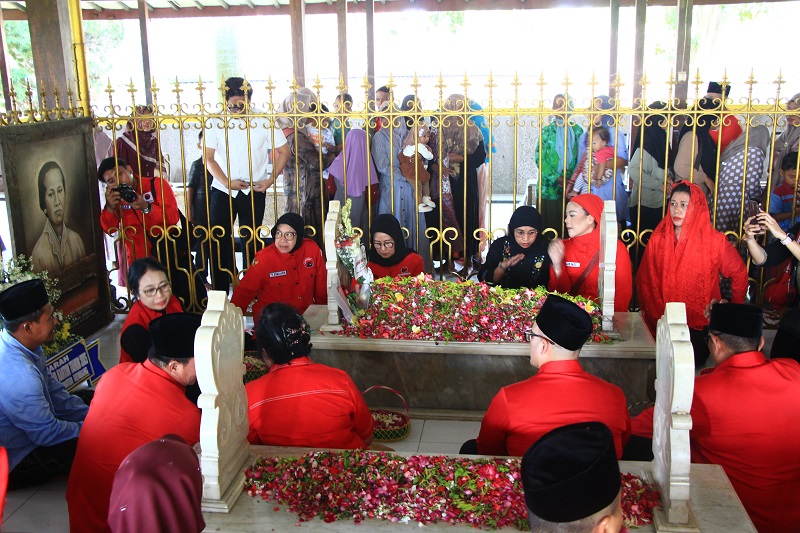 GELAR DOA: Risma bersama Bintang dan rombongan saat gelar doa di makam RA Kartini. Satu sisi masyarakat berebut untuk minta foto di depan makam RA Kartini, kemarin.