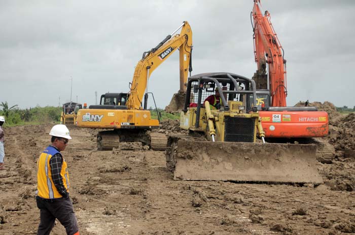NORMALISASI SUNGAI: Sejumlah alat berat menormalisasi Sungai Wulan tepatnya di Goleng Jati Kudus beberapa waktu lalu.