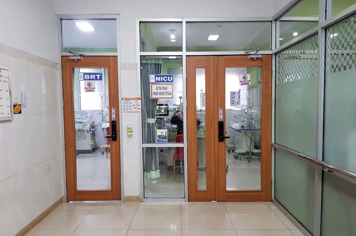 TERTUTUP: Bayi masih dirawat secara intensif di PICU NICU RSUD RA Kartini Jepara, bayi diberi tambahan oksigen dan susu formula.
