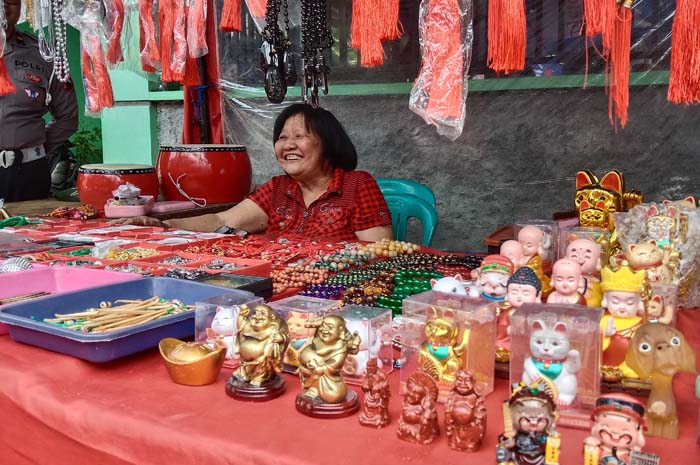 LARIS MANIS: Seorang pedagang sedang menjajakan dagangannya tionghoa di sekitar Klenteng Cu An Kiong, Lasem, Sabtu (19/4).