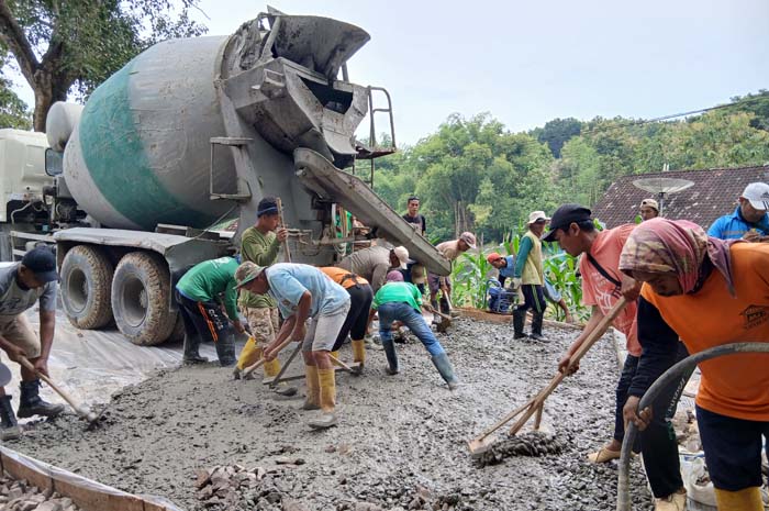 MAJU: Warga Desa Plantungan saat gorong-gorong mengecor jalan dari Desa Plantungan menuju perbatasan.