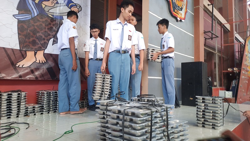 USAI MAKAN: Siswa mengantarkan launch box MBG untuk didata lagi di SMAN 1 Kudus kemarin.