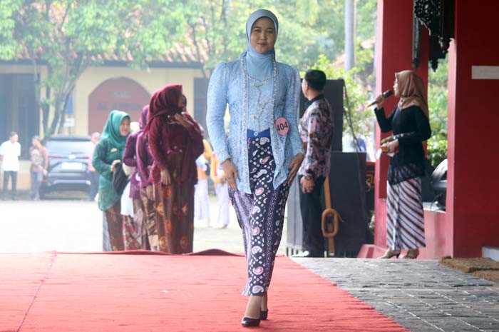 UNJUK KEBOLEHAN: Para perempuan perwakilan dari beragam instansi di Kabupaten Jepara mengikuti parade kebaya dalam peringatan Hari Kartini ke-146 kemarin.