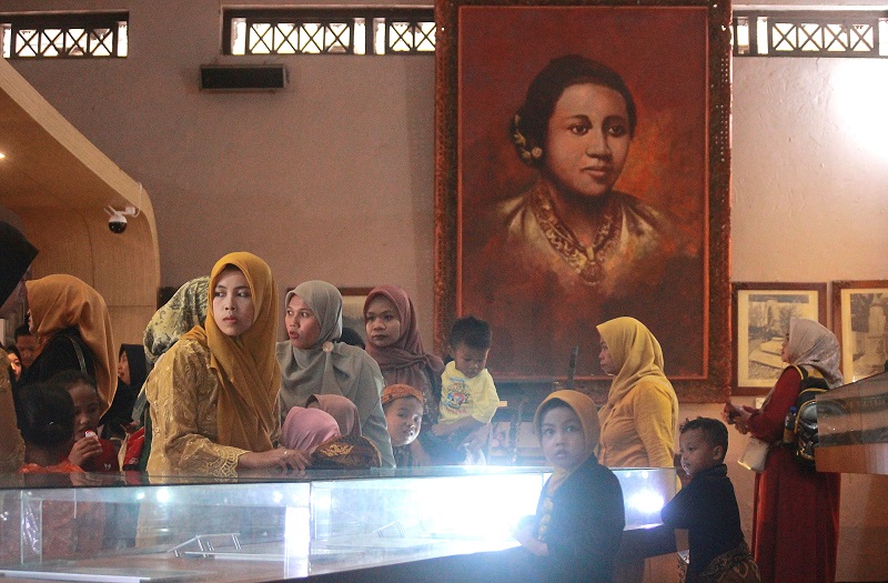PENGEMBANGAN: Pengunjung melihat beberapa koleksi yang terpajang di Museum RA Kartini Jepara beberapa waktu lalu.