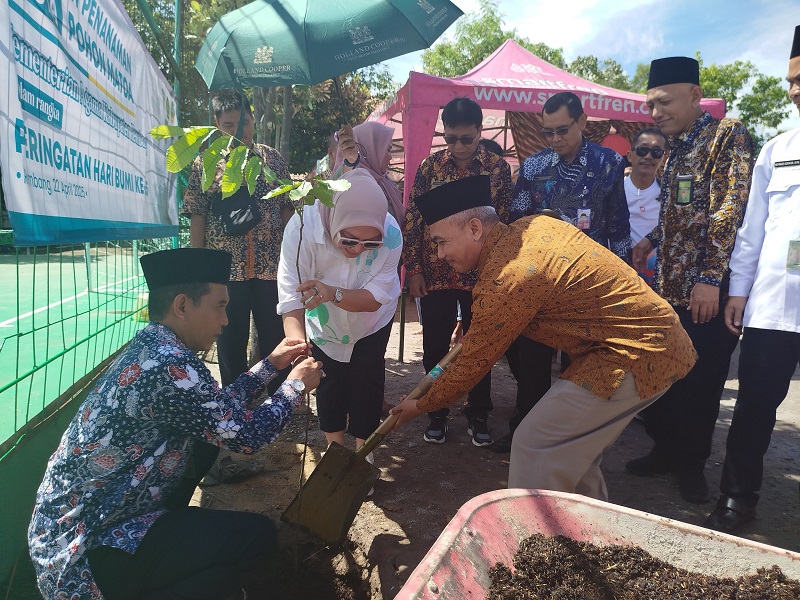 LESTARIKAN ALAM: Anggota DPR RI Sri Wulan, Sekda  Fahrudin, Plh Kakankemenag Rembang, Sya&rsquo;dullah, Ketua MUI, Ketua FKUB, Ketua organisasi keagamaan dan tokoh dari enam agama