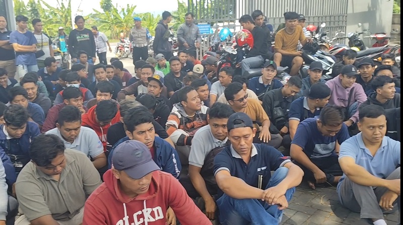 TUMPLEK BLEK: Ratusan karyawan PT Anugerah Grafika berkumpul di halaman perusahaan pada Selasa (22/4).
