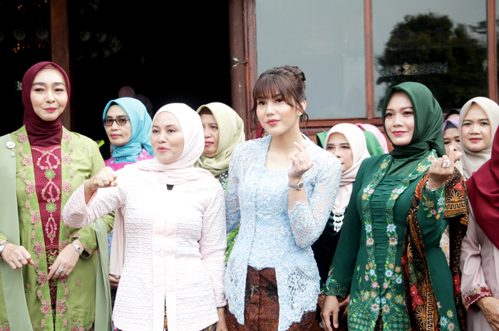 KARTINI MODERN: Wakil Bupati Kudus Belinda memimpin apel Hari Kartini di Pendapa Kabupaten Kudus kemarin.