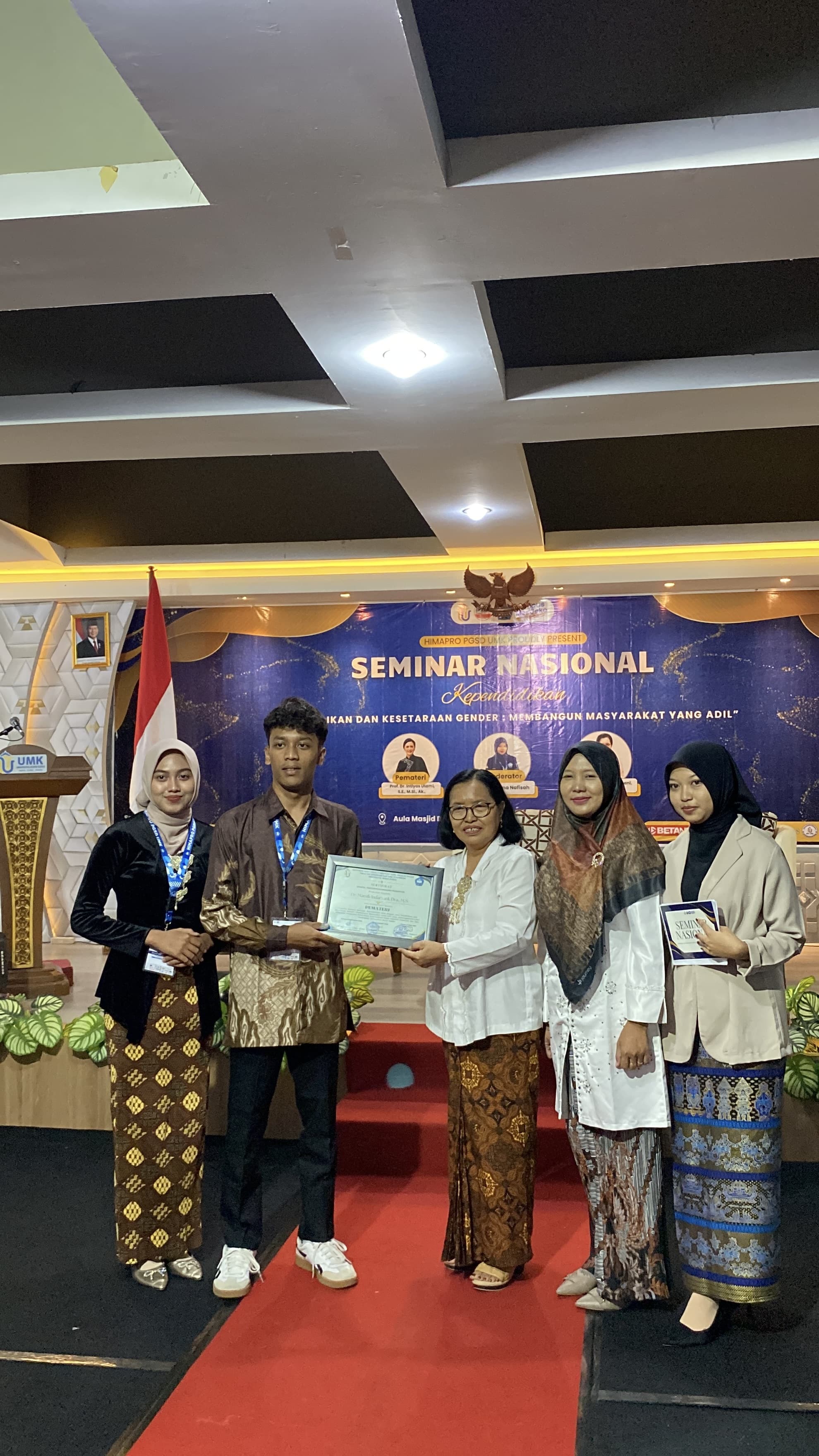 SERAH TERIMA: Ketua HIMAPRO PGSD menyerahkan sertifikat kepada pemateri.