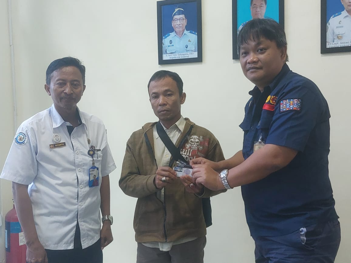 DIPEGANG: Kepala Kantor Unit Penyelenggara Pelabuhan Kelas III Juwana Agus Monang Leonard menyerahkan kartu Epass Kecil kepada perwakilan kelompok nelayan