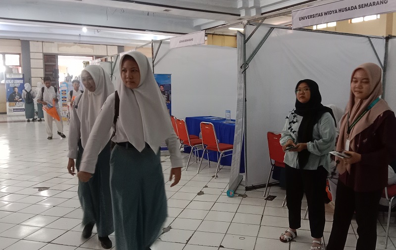ANTUSIAS: Para murid SMA mengunjungi Edufair yang dilaksanakan di Balai Kartini, Rembang beberapa waktu lalu