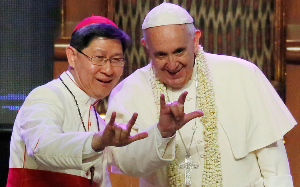 POSE: Luis Antonio Tagle (kiri) bersama Paus Fransiskus ketika berpose bersama. (Wally Santana/The Telegraph)