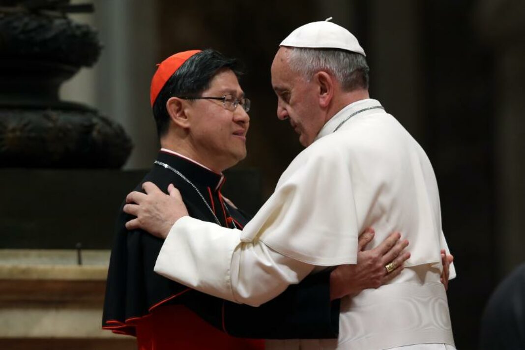 Luis Antonio Tagle (kiri)