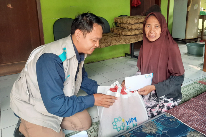 PEDULI SESAMA: PLN UIK Tanjung Jati B melalui Yayasan Baitul Maal (YBM) memberikan bantuan kepada lansia dhuafa.