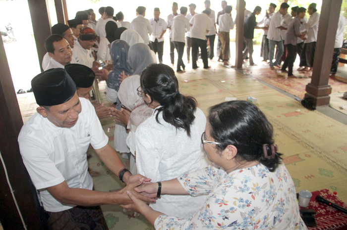 KEBERSAMAAN SATUKAN TUJUAN: Direktur Jawa Pos Radar Kudus bersama karyawan bermaaf-maafan saat halalbihalal di Joglo Radar Kudus kemarin.