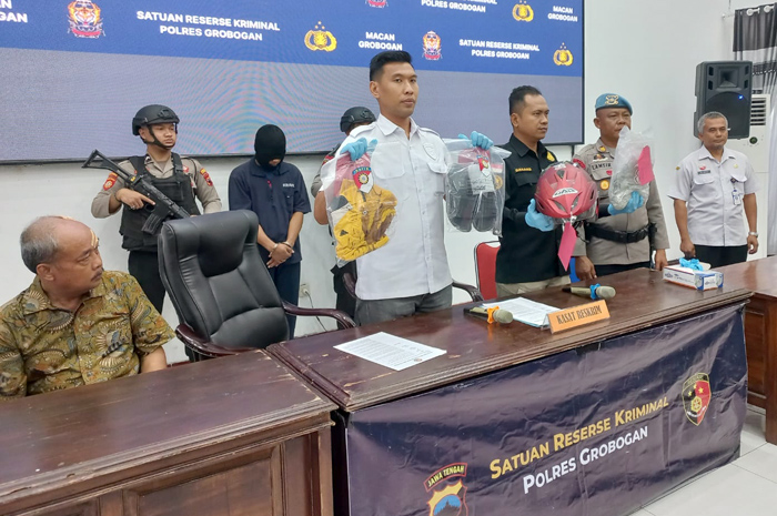 RILIS KASUS: Kasatreskrim Polres Grobogan AKP Agung Joko Haryono menunjukan barang bukti kasus pencurian dan penganiayaan di SD N 2 Penawangan.