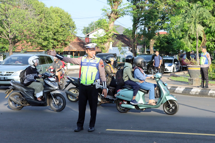 RASA AMAN: Kapolres Jepara AKBP Erick Budi Santoso turun langsung memimpin pengaturan lalu lintas pagi di berbagai titik penyeberangan masyarakat, Kamis (24/4).