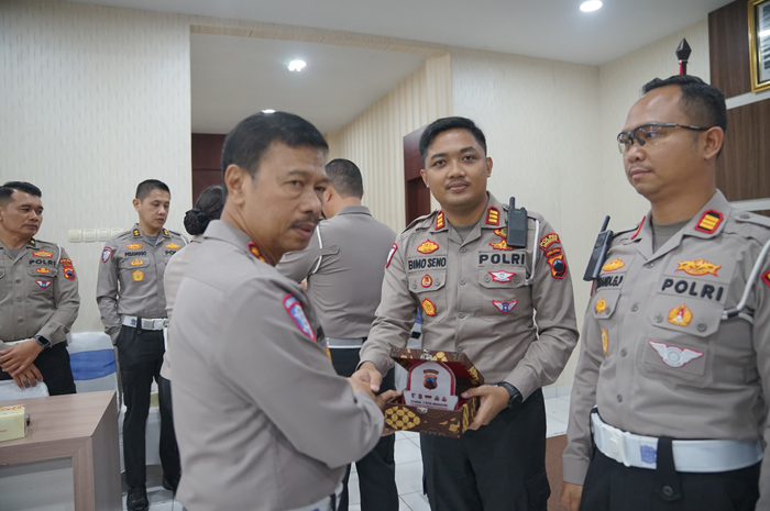 JUARA: Kasat Lantas Polres Grobogan AKP M Bimo Seno saat menerima penghargaan di Polda Jateng pada Rabu (24/4).