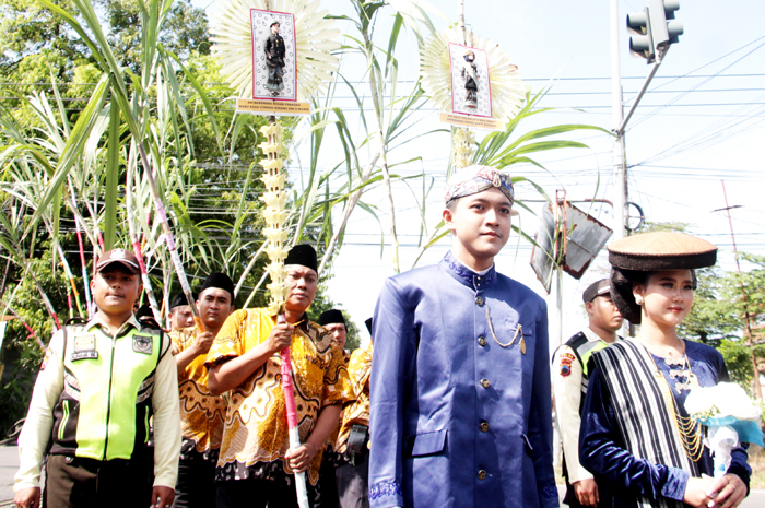 SWASEMBADA: Pabrik Gula (PG) Rendeng mengadakan arak-arakan temanten tebu menandai proses giling. PG Rendeng menargetkan naik 200 persen dari biasanya.