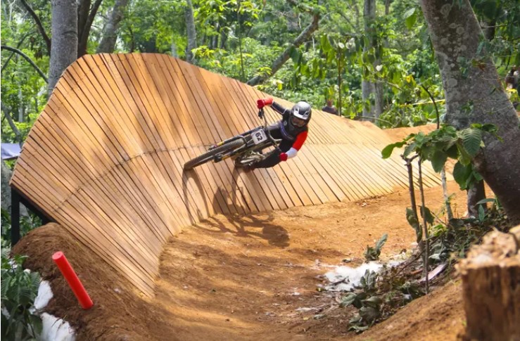 TRACK MENANTANG: Salah satu pembalap downhill melewati jalur miring di Ternadi Bike Park Kudus saat seri downhill musim lalu.
