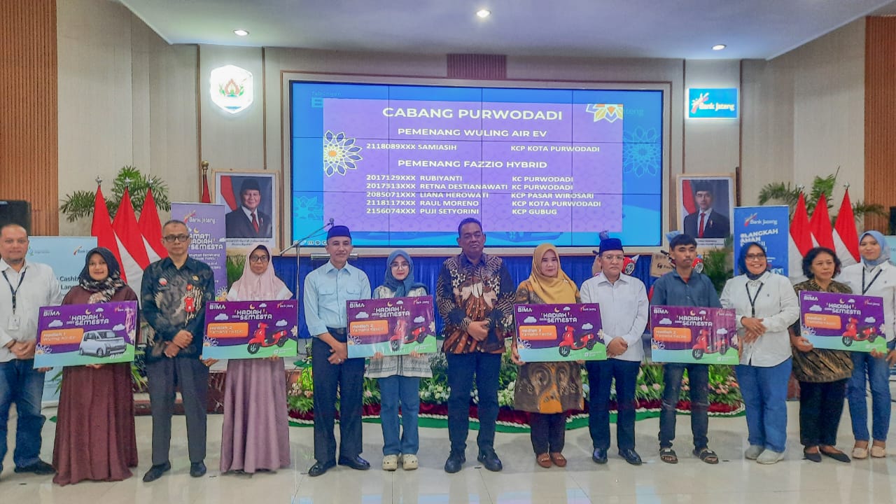 SELAMAT: Nasabah saat menerima hadiah undian Tabungan Bima Periode II Tahun 2024 Bank Jateng Cabang Purwodadi.
