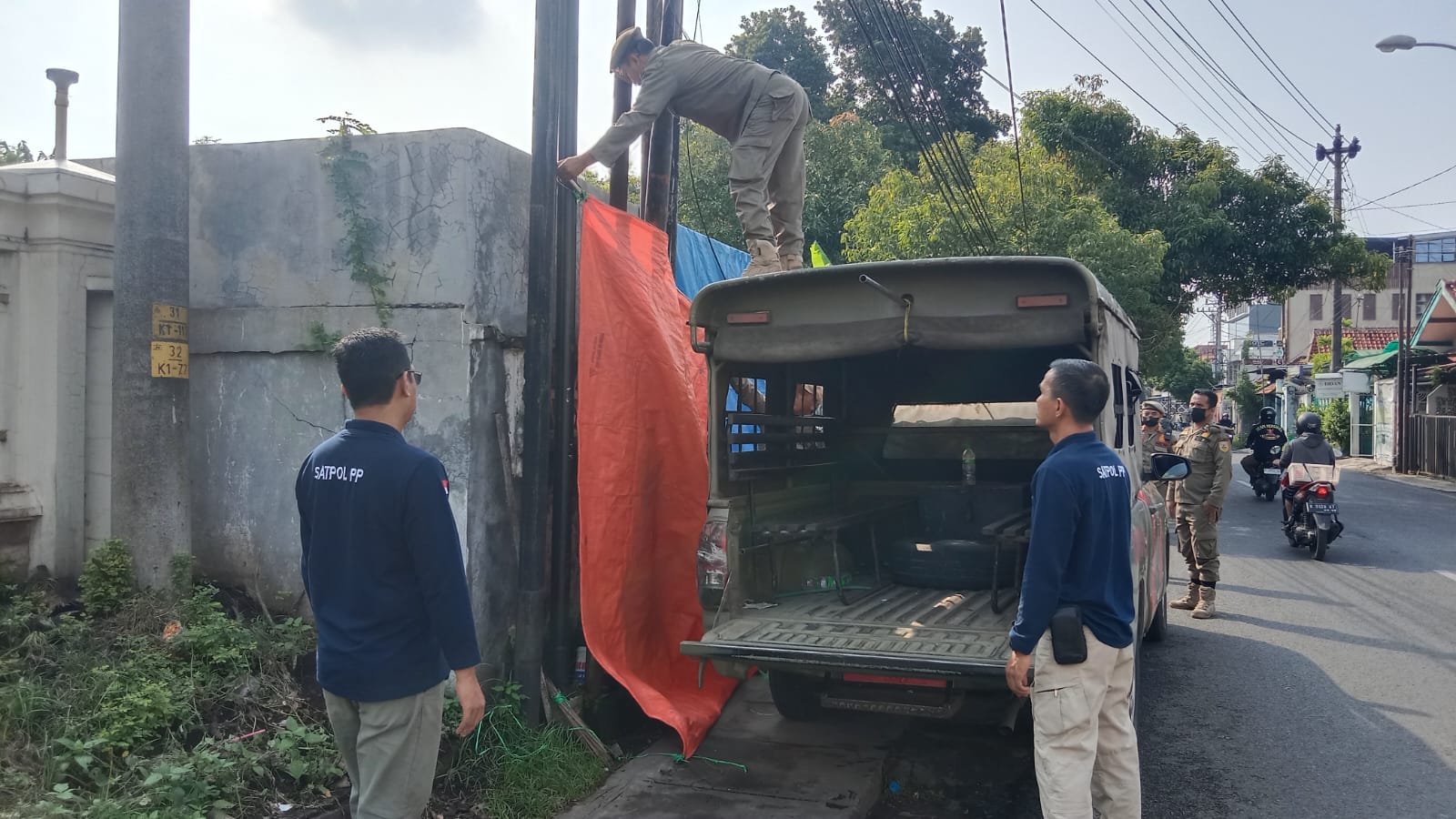PENERTIBAN: Sejumlah petugas gabungan melakukan penertiban PKL yang melanggar di zona kuning, kemarin. (ANDIKA TRISNA SAPUTRA/RADAR KUDUS)