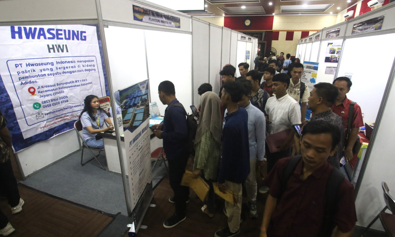 MENGEJAR MIMPI: Para pencari kerja mengunjungi stand yang dibuka oleh beragam perusahaan dalam job fair di Gedung Shima Setda Jepara