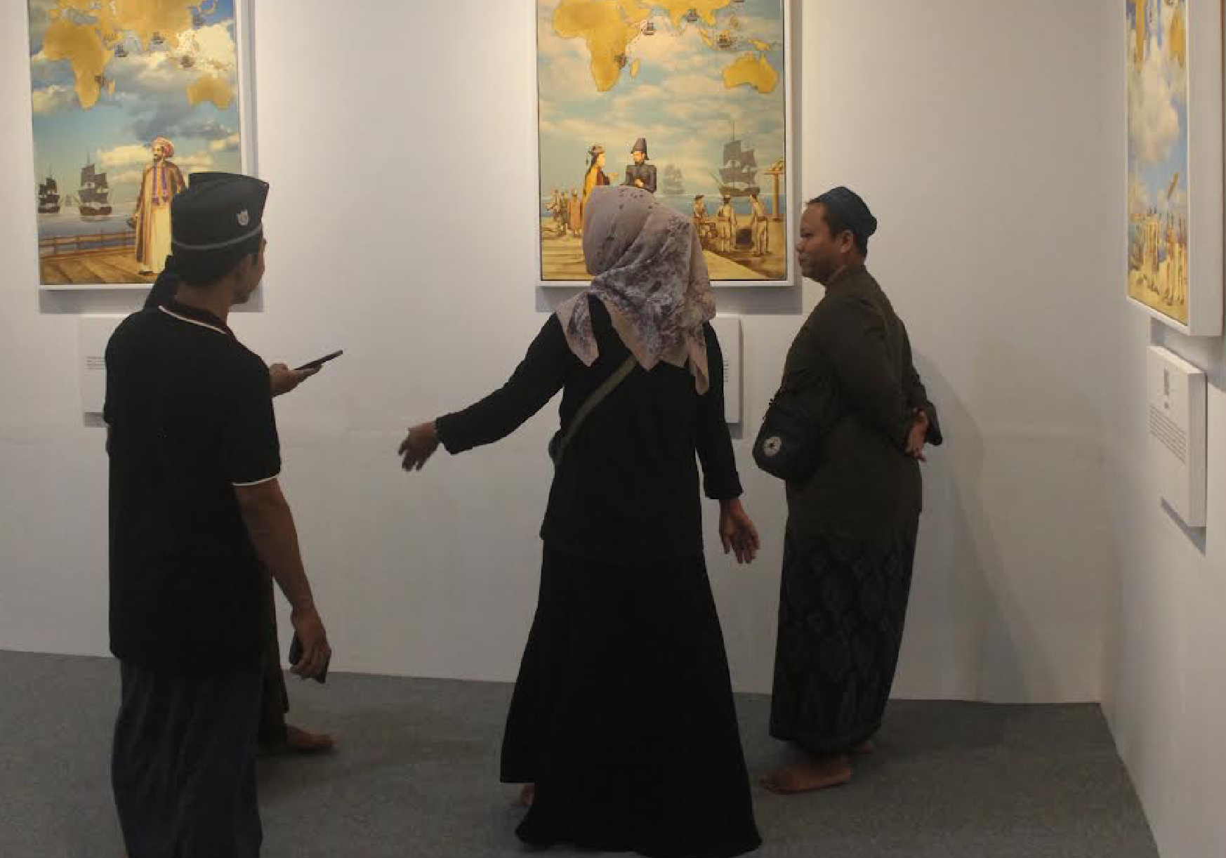 MENARIK: Usai berziarah, Muhammad Izzudin beserta keluarga tampak menikmati visualisasi terkait riwayat Ratu Kalinyamat pada Kamis (24/4) malam.