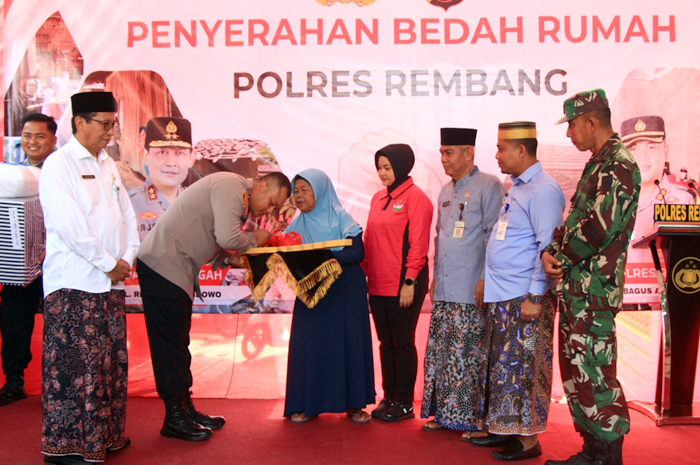 PEDULI SESAMA: Kapolres Rembang, AKBP Dhanang Bagus Anggoro serahkan bantuan bedah rumah Polres Rembang kepada Mbah Sumarmi, 65, pemulung asal Rembang.