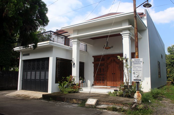 LENGANG: Kondisi Rumah Ali Muhtarom yang berada di Desa Pelemkerep, Mayong, Jepara, tampak sepi kemarin.