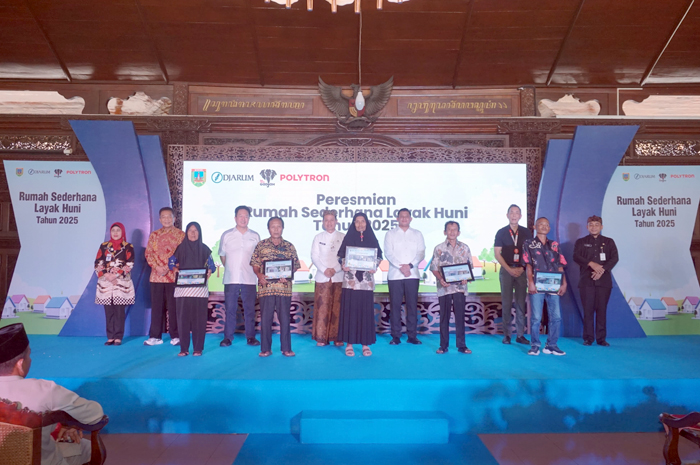TERUS BERMANFAAT: Perwakilan warga penerima manfaat RSLH di Kabupaten secara seromonial menerima bantuan PT Djarum dan PT Polytron.