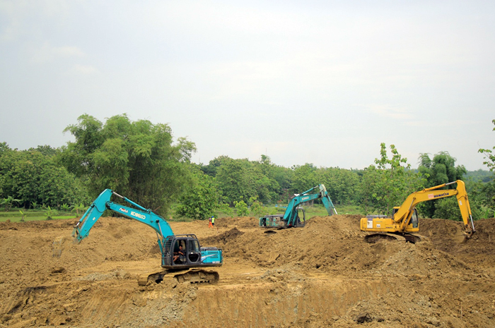 BERMASALAH: Sejumlah alat berat dikerahkan untuk mengeruk tanah pada proyek Embung Glebeg Sulang yang belakangan akhirnya bermasalah.