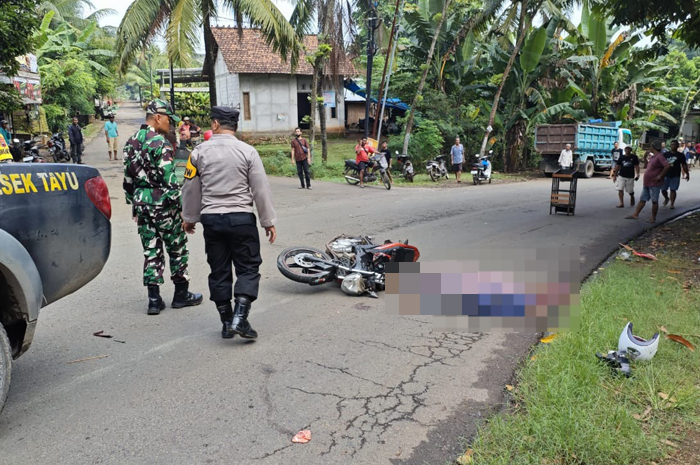 TERGELETAK: Kondisi korban kecelakaan maut di Jalan Lingkar Tayu, turut Desa Sendangrejo, Kecamatan Tayu.