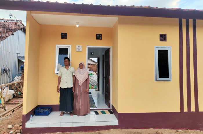 BERSYUKUR: Purwanto dan Rofiah berpose di depan rumahnya yang telah dibangun oleh PT Djarum.