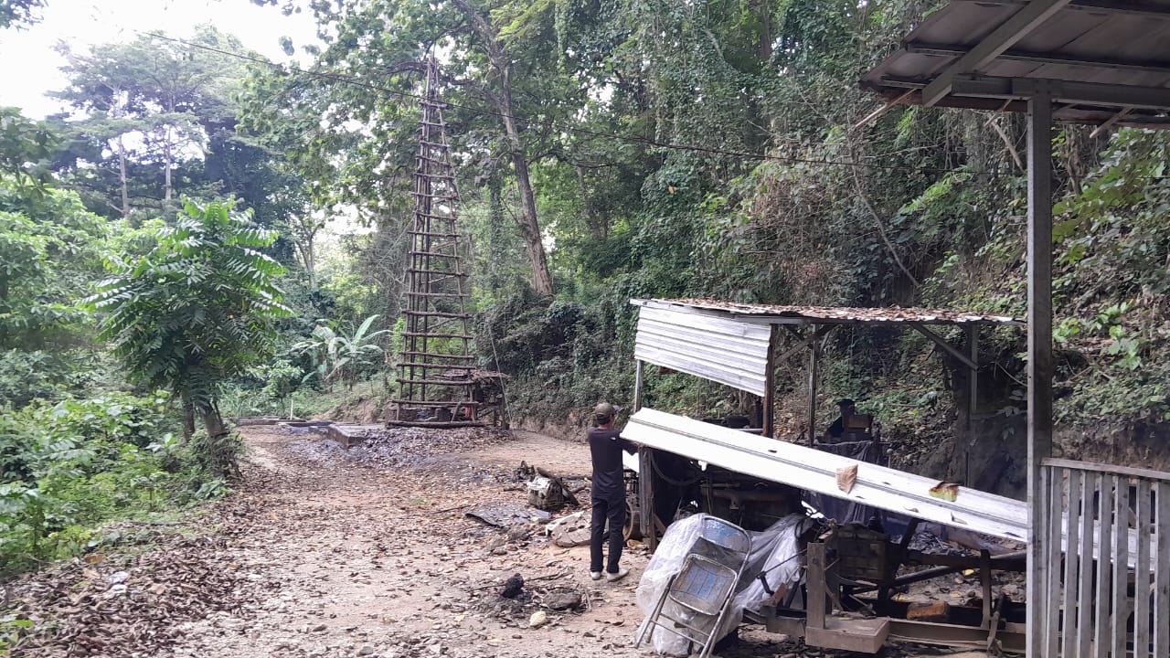 PANTAU: Jajaran direksi PT BPE saat melakukan survei sumur minyak tua di lapangan Semanggi.