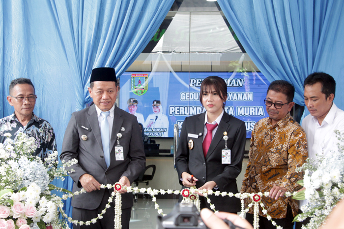 GEDUNG BARU: Bupati Kudus Sam&rsquo;ani Intakoris (kiri) dan Wabup Bellinda Birton (tengah) saat meresmikan gedung pelayanan Perumda Tirta Muria Kudus kemarin.