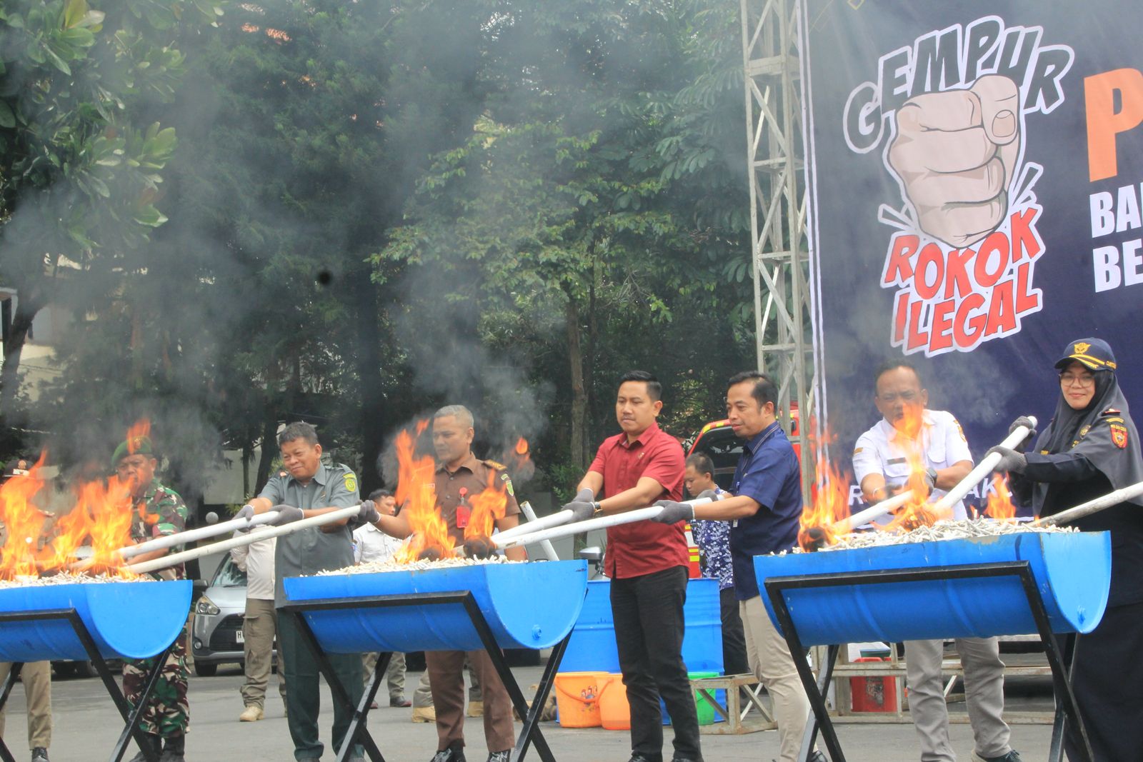 DIBASMI: Bea Cukai Kudus memusnahkan rokok ilegal secara simbolis.