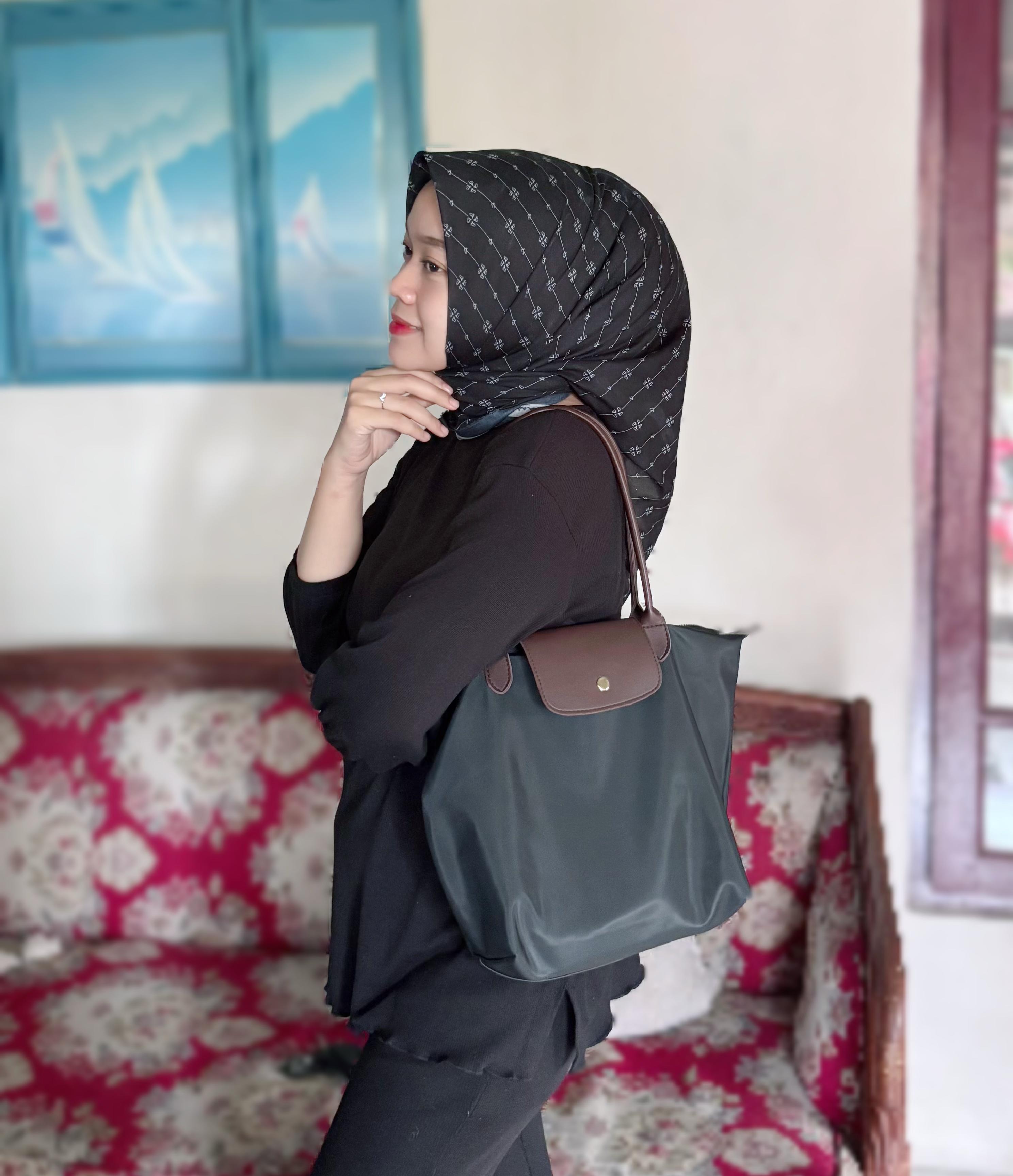 SIMPEL: Sling bag dengan model simpel cocok digabungkan dengan casual style.