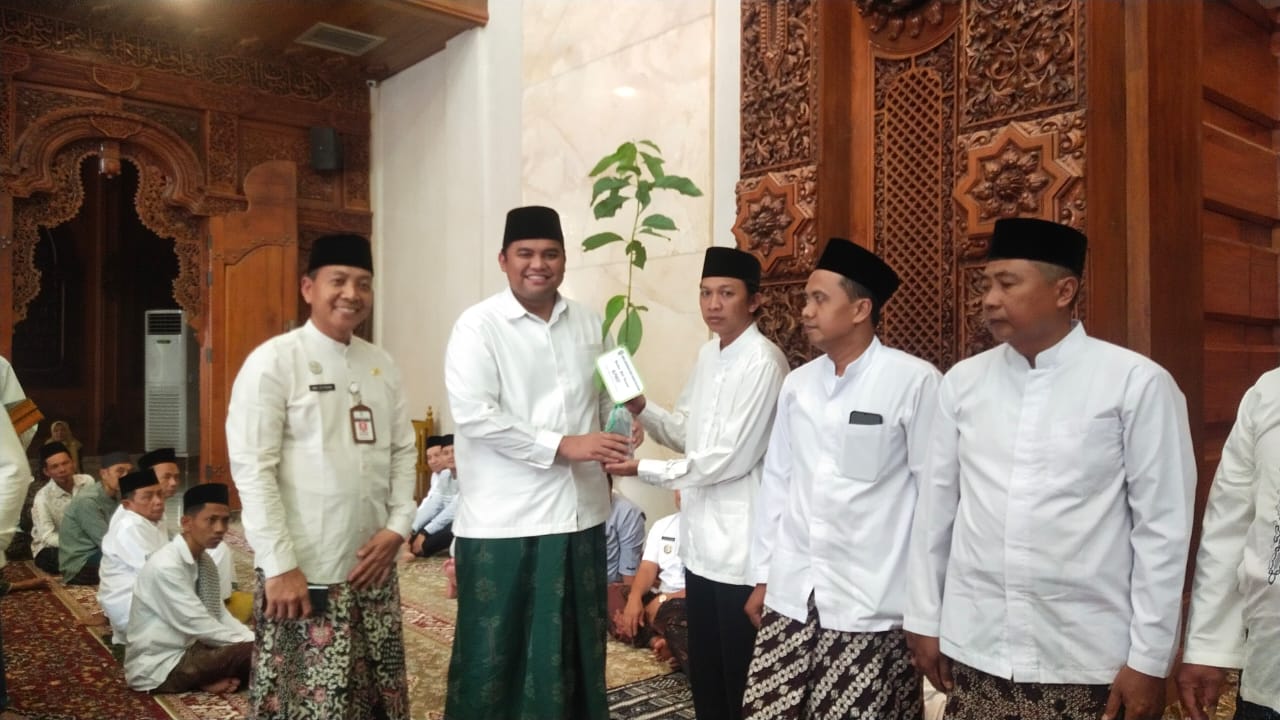 BANTUAN: Wakil Bupati Jepara Gus Hajar memberikan sejumlah bantuan saat menghadiri Jumat Berangkat yang digelar perdana di Masjid Al Falah, Desa Margoyoso, Kecamatan