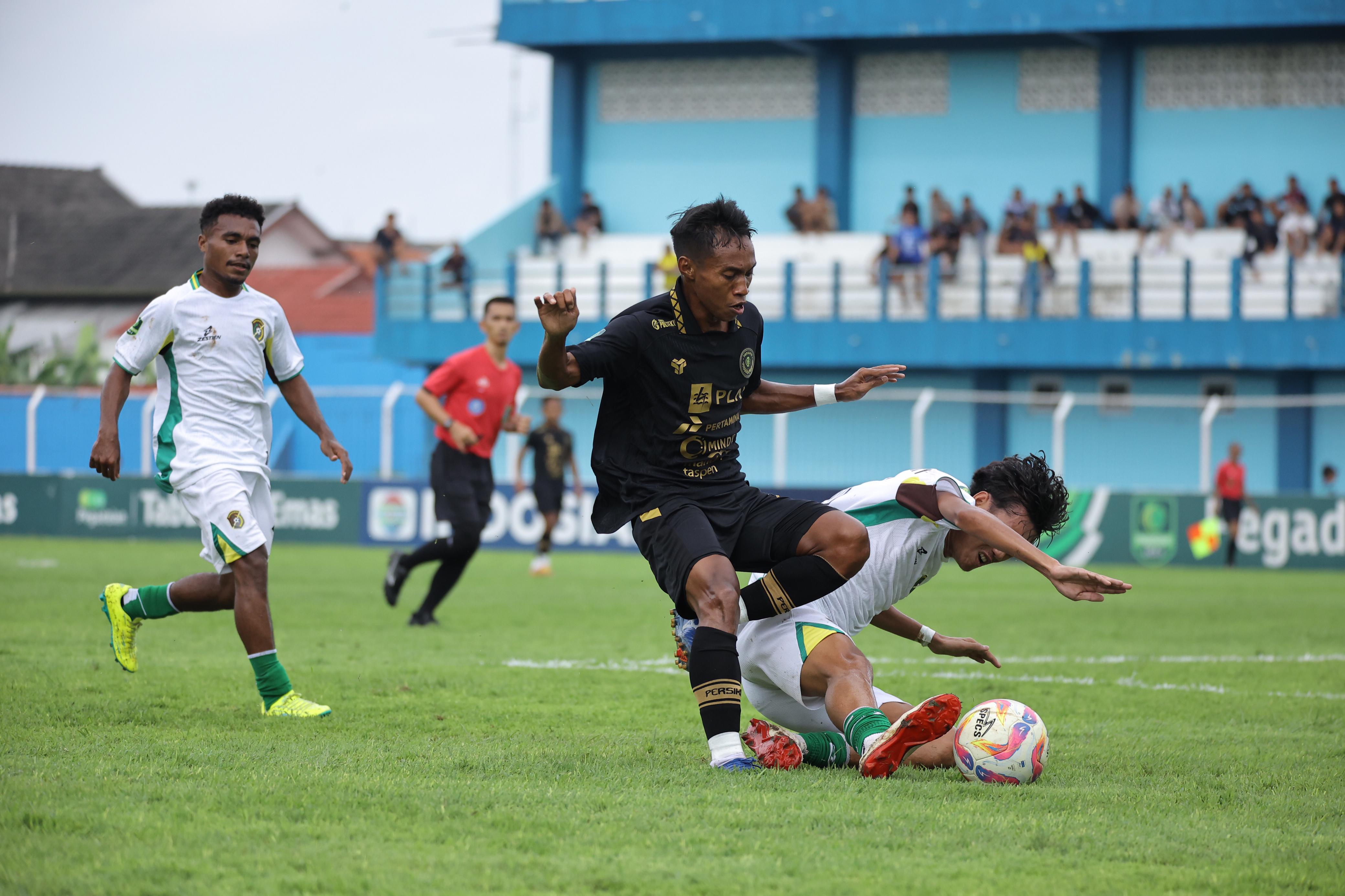 SIAP BERGERAK: Pemain Persiku Irvan (tengah) berebut bola dengan pemain Persewar Waropen.