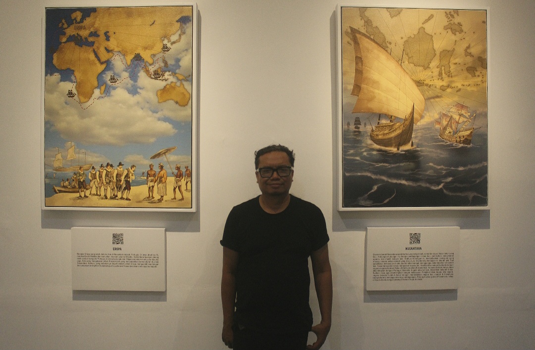 PROGRESIF: Nano Warsono berfoto dengan karyanya dalam Pameran terkait Ratu Kalinyamat pada Kamis (24/4) malam.