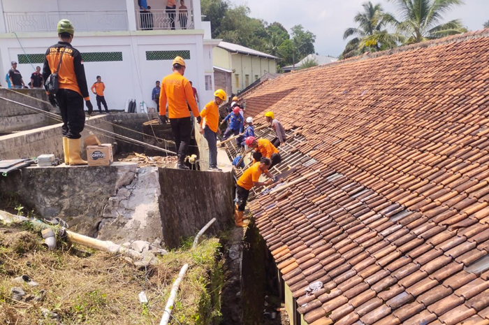 Proses evakuasi korban runtuhnya tembok tandon air di Pondok Gontor 5.