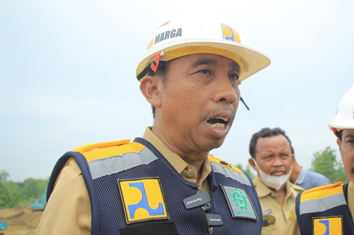 BERI KETERANGAN: Mantan Bupati Rembang Abdul Hafidz didampingi Kepala Dinas DPUTaru Rembang Gantiarto dan PPKom mengecek progres Embung Glebeg tahun 2022 lalu.