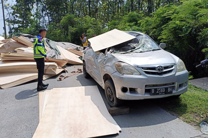 RINGSEK: Satlantas Unit Laka Polres Grobogan lakukan olah TKP kecelakaan mobil rinsek tertimpa papan kakyu di Jalan umum Purwodadi &ndash; Solo di Desa Juworo, Kecamatan Geyer, Sabtu (26/4).