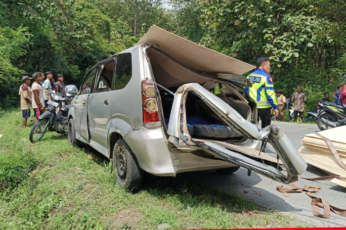 Petugas laka dan masyarakat sedang mengevakuasi korban kecelakaan&nbsp;di Geyer Grobogan, Sabtu (26/4).