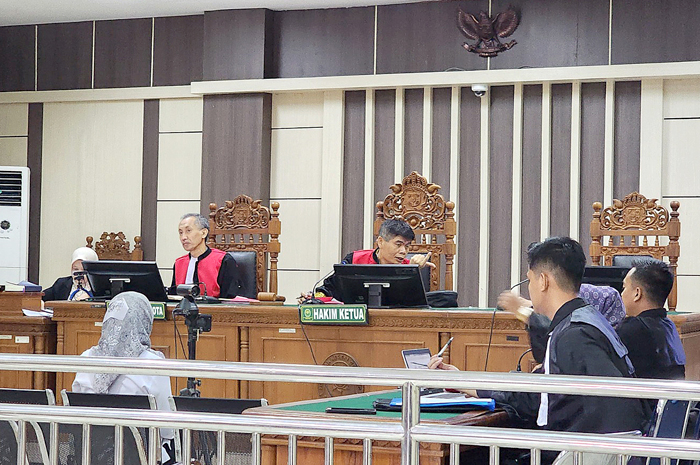 IKUTI SIDANG: Kepala Disnakerperinkop UKM Kudus Rini Kartika Hadi Ahmawati (berkerudung) diadili di Pengadilan Tindak Pidana Korupsi (Tipikor) Semarang kemarin.