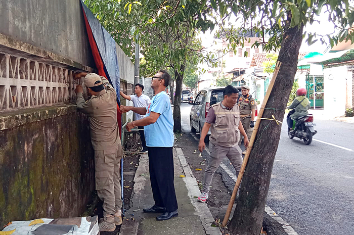 MELANGGAR ATURAN: Satpol PP Kudus bersama Dinas Perdagangan menertibkan PKL di zona kuning kemarin.